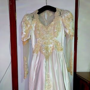 Bridal fishtail-styled wedding dress